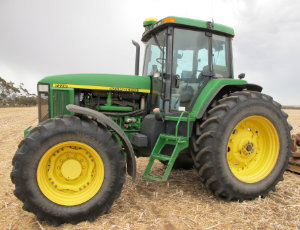 John-Deere-tractor-7710